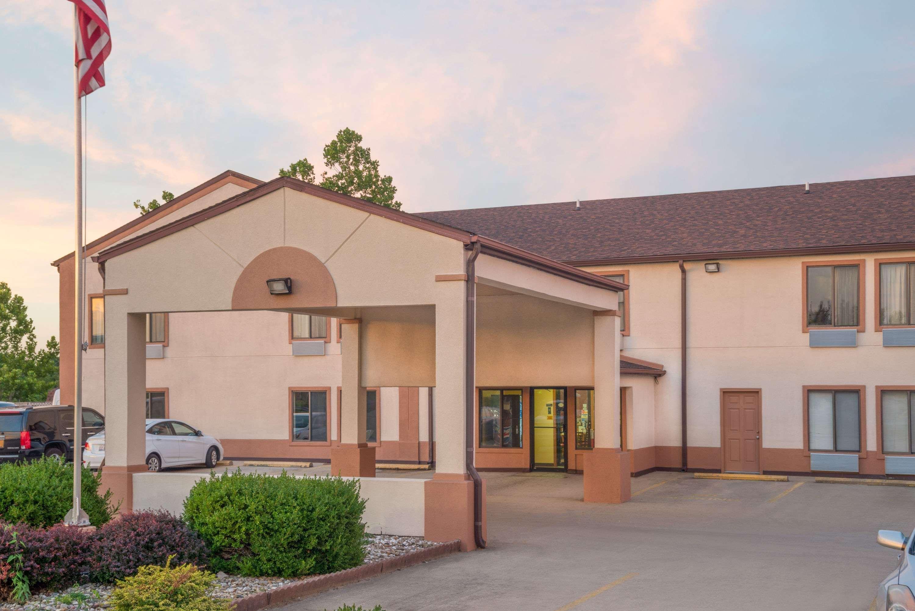 Super 8 By Wyndham Vincennes Motel Eksteriør bilde