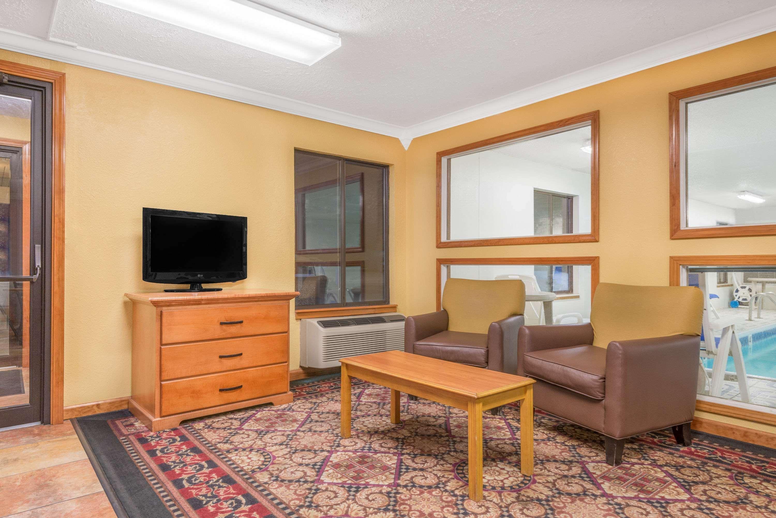 Super 8 By Wyndham Vincennes Motel Eksteriør bilde